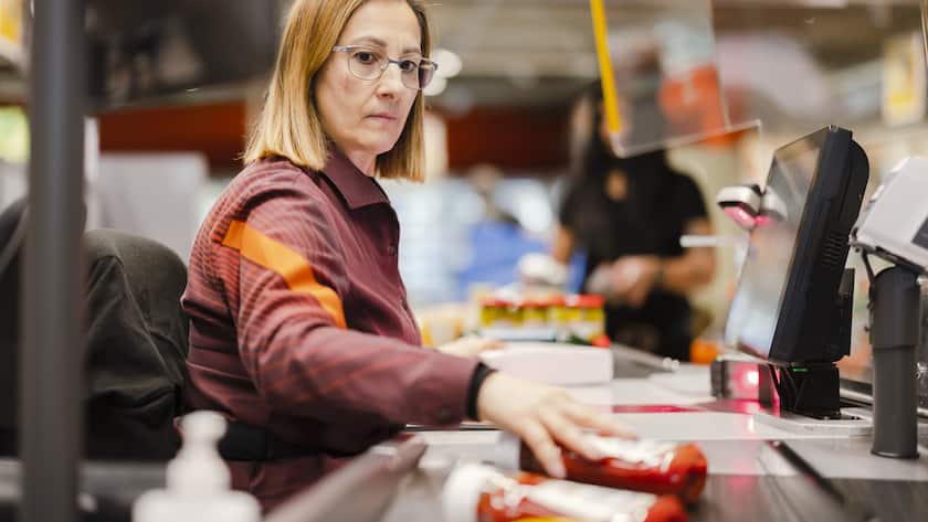 Die Verkaeuferin Stefania Kaufmann bedient eine Kundin bei ihrem Einkauf in der Migros am Limmatplatz, am Donnerstag, 17. Februar 2022 in Zuerich. Der Bundesrat hebt per Donnerstag fast alle Corona-Massnahmen auf. Dazu gehoert auch die Maskenpflicht in Laeden, Restaurants und am Arbeitsplatz. Restaurants, Veranstaltungen und Kultureinrichtungen sind wieder ohne Covid-Zertifikat zugaenglich. (KEYSTONE/Michael Buholzer)