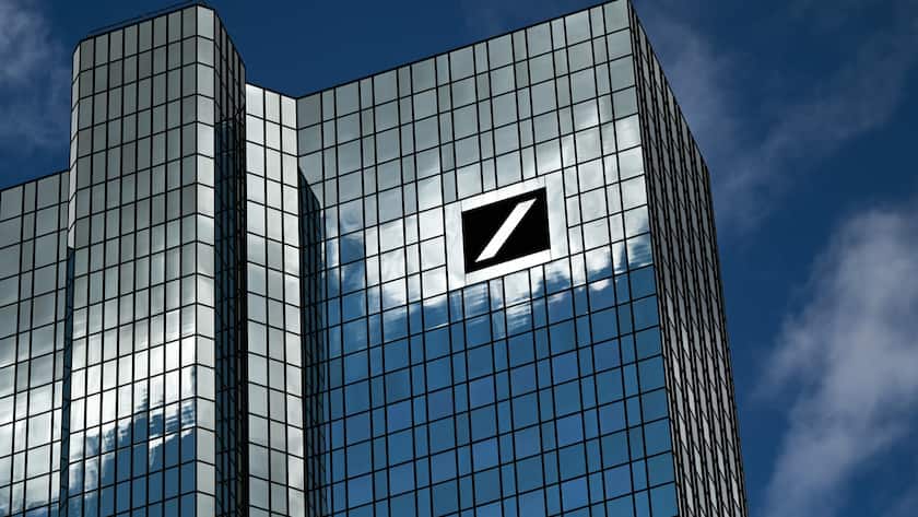 29.07.2021, Hessen, Frankfurt/Main: Wolken ziehen über die Zentrale der Deutschen Bank, während sich der Wolkenhimmel in der Fassade spiegelt. ie Deutsche Bank setzt sich trotz aktuell wachsender Unsicherheiten höhere Ziele für die nächsten Jahre. (zu dpa «Deutsche Bank setzt sich höhere Ziele für die nächsten Jahre»)