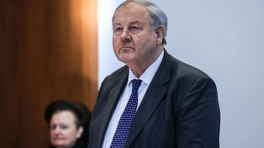 13.12.2022, Nordrhein-Westfalen, Bonn: Hanno Berger, Steueranwalt, steht vor der Urteilsverkündung im Gerichtssaal. Mit dem Urteil gegen den Architekten der Cum-Ex-Aktiengeschäfte, Hanno Berger, kommt die Aufarbeitung des größten Steuerskandals der Bundesrepublik einen weiteren Schritt voran. Foto: Oliver Berg/dpa +++ dpa-Bildfunk +++