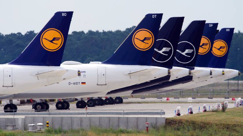 Lufthansa: Schon 3 Milliarden Euro Staatshilfe aufgebraucht - Jobabbau geht weiter ARCHIV - 02.07.2020, Brandenburg, Schönefeld: Flugzeuge der Fluggesellschaft Lufthansa stehen am Rand des Rollfeldes nebeneinander. (zu dpa «Lufthansa gründet neue Plattform «Ocean» für touristische Flüge») Foto: Soeren Stache/dpa-Zentralbild/dpa +++ dpa-Bildfunk +++ (KEYSTONE/DPA/Soeren Stache)