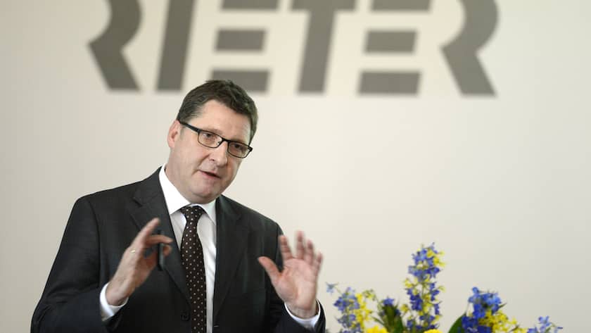 Norbert Klapper, CEO Rieter, referiert anlaesslich der Bilanz-Medienkonferenz von Rieter, am Mittwoch, 18. Maerz 2015, in Winterthur. Der Industriekonzern Rieter hat im vergangenen Geschaeftsjahr von einer starken Nachfrage nach Spinnmaschinen und groesseren Produktionskapazitaeten in Asien profitiert. Umsatz und Gewinn erhoehten sich markant. (KEYSTONE/Steffen Schmidt)