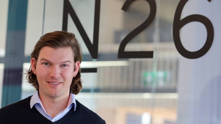 ARCHIV - 21.02.2018, Deutschland, Berlin: Der Gründer der N26 Bank, der Wiener Valentin Stalf, steht in den Geschäftsräumen des Unternehmens. Die deutsche Smartphone-Bank N26 hat ihr Geschäft auf die USA ausgedehnt. Am Donnerstag wurden die ersten Kunden von einer Warteliste von rund 100 000 Interessanten freigeschaltet. «Nun geht es wirklich los», sagte Stalf der Deutschen Presse-Agentur in Berlin. Foto: Wolfgang Kumm/dpa +++ dpa-Bildfunk +++ (KEYSTONE/DPA/Wolfgang Kumm)