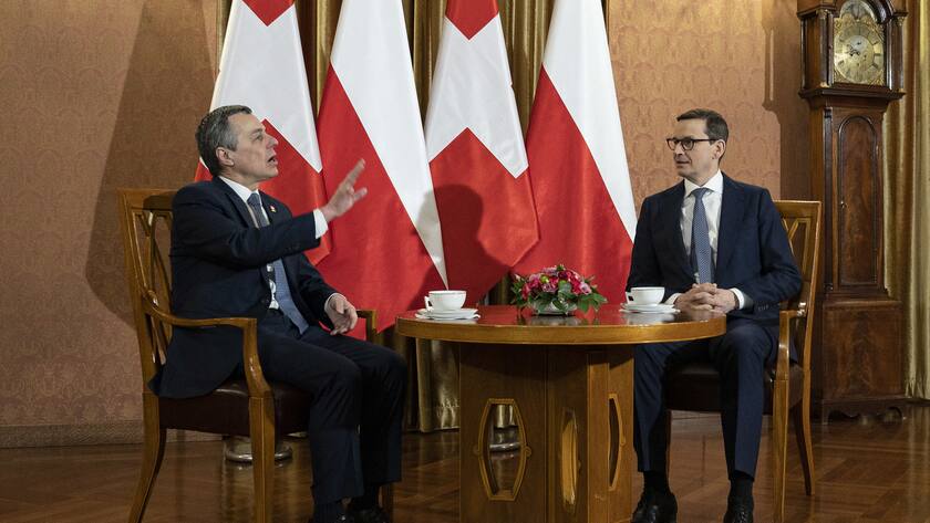 Mateusz Morawiecki (R) Primeminister of Poland speaks to Swiss President and Foreign Minister Ignazio Cassis in Warsaw, Poland, Switzerland, Monday 21, March 2022. (KEYSTONE/EDA/Pascal Lauener)