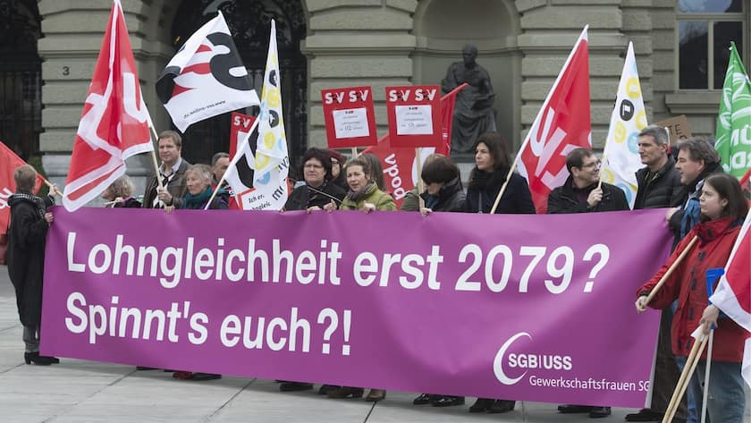 Gewerkschaftsaktivistinnen und -aktivisten demonstrieren fuer Lohngleichheit zwischen Mann und Frau, aus Anlass des Internationalen Frauentag (International Women's Day) vom 8. Maerz, am Donnerstag, 7. Maerz 2013 vor dem Bundeshaus in Bern. (KEYSTONE/Lukas Lehmann)