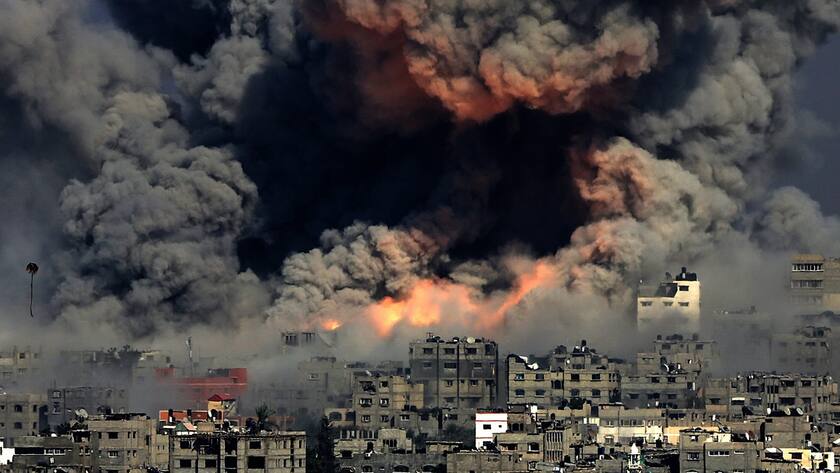 epa04334882 Smoke rises from Tuffah neighbourhood after Israeli air strikes in the east of Gaza City, 29 July 2014. Violence escalated overnight, as Israel renewed intense airstrikes on Gaza in response to barrages of Palestinian rockets after an attempted unofficial truce for the three-day Eid al-Fitr holiday crumbled. EPA/MOHAMMED SABER
