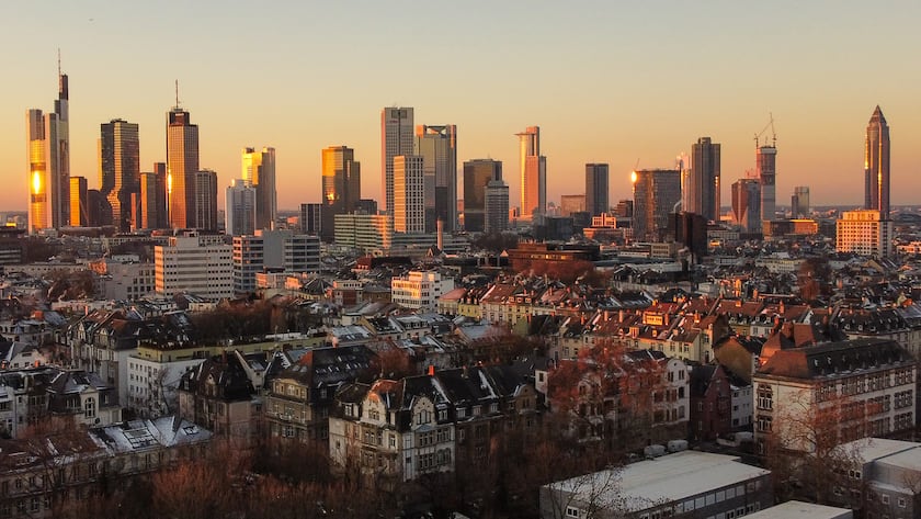 Asset Allocation: Chancen inmitten des Wandels  12.02.2021, Hessen, Frankfurt/Main: Das Licht der aufgehenden Sonne streift die Hochhäuser der Skyline von Frankfurt. Unterdessen bleibt es bei klarem Himmel weiterhin winterlich kalt. Foto: Boris Roessler/dpa +++ dpa-Bildfunk +++ (KEYSTONE/DPA/Boris Roessler)