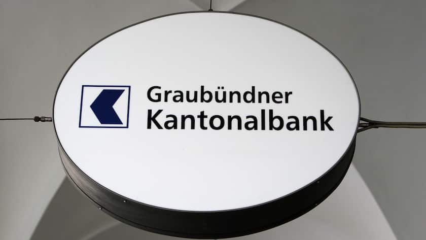 Logo der Graubuendner Kantonalbank vor dem Eingang der Bank am Postplatz in Chur, aufgenommen am Dienstag, 4. Mai 2010. (KEYSTONE/Arno Balzarini) (KEYSTONE/ARNO BALZARINI)