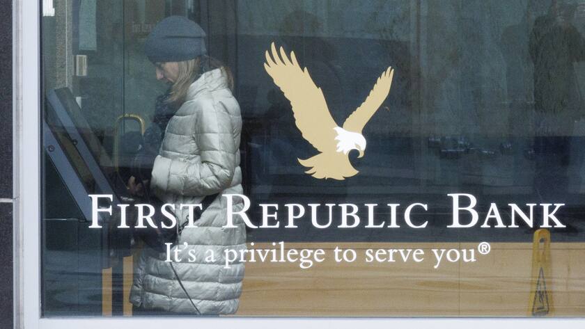 epa10528387 A woman uses a ATM inside the lobby of a branch of First Republic Bank in Boston, Massachusetts, USA, 17 March 2023. Eleven banks, including JPMorgan Chase, Wells Fargo, collectively deposited 30 billion US dollars (28.224 billion euros) to help rescue First Republic bank which was facing a loss in investor confidence due to a large amount of uninsured deposits and questions about liquidity. EPA/CJ GUNTHER