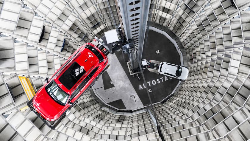ARCHIV - 11.03.2025, Niedersachsen, Wolfsburg: Autos von Volkswagen stehen zur Auslieferung in einem Turm der Autostadt am VW Stammwerk. Die Volkswagen Group hat zuvor auf der Jahrespressekonferenz in der Autostadt über aktuelle Geschäftszahlen informiert. (zu "VW-Konzerngewinn bricht im ersten Quartal um 41 Prozent ein") Foto: Julian Stratenschulte/dpa +++ dpa-Bildfunk +++ (KEYSTONE/DPA/Julian Stratenschulte)