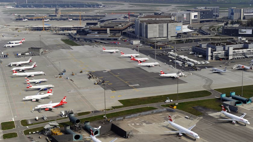 Der Flughafen Zuerich Kloten, aufgenommen am Sonntag, 18. April 2010. (KEYSTONE/Steffen Schmidt)