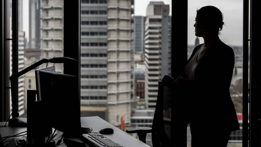 ARCHIV - 24.01.2023, Hessen, Frankfurt/Main: Eine Frau steht an ihrem Arbeitsplatz in einem Hochhaus am Fenster. (zu dpa «Studie: Wenige Frauen in Führungspositionen») Foto: Hannes P. Albert/dpa +++ dpa-Bildfunk +++ (KEYSTONE/DPA/Hannes P Albert)