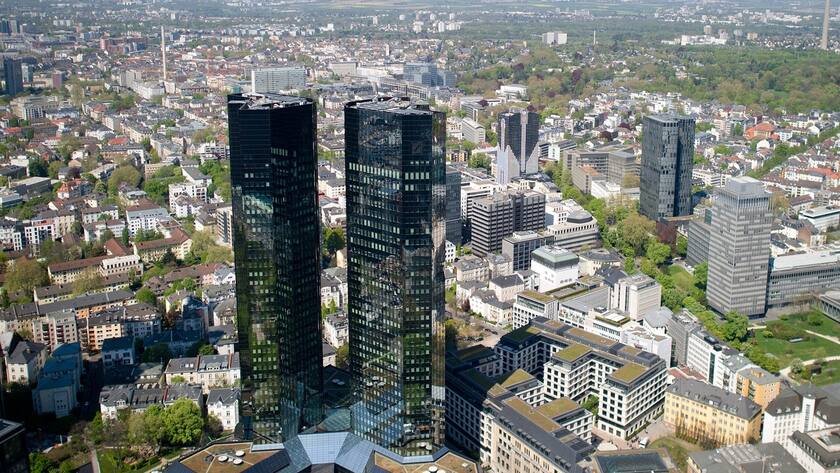 Sieben EU-Länder wollen ein gemeinsames europäisches Zahlungssystem epa04717520 The twin towers of the headquarters of the 'Deutsche Bank' in Frankfurt, Germany, photographed on 23 April 2015. Deutsche Bank has agreed to pay a fine of 2.5 billion dollars to US and British authorities in the Libor rate-fixing scandal and sack seven of its workers, the Department of Financial Services (DFS) in New York announced on 23 April. EPA/CHRISTOPH SCHMIDT