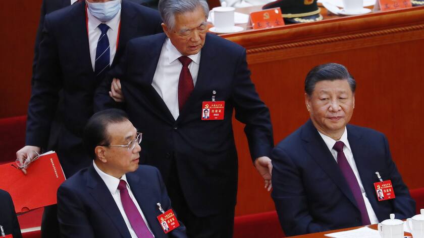 epa10258164 China's former President Hu Jintao (C) is led out by a steward as President Xi Jinping (R) and Premier Li Keqiang (L) look on during the closing ceremony of the 20th National Congress of the Communist Party of China (CPC) at the Great Hall of People in Beijing, China, 22 October 2022. The 20th National Congress of the Communist Party of China will close on 22 October with President Xi Jinping expected to secure a historic third five-year term in power. EPA/MARK R. CRISTINO