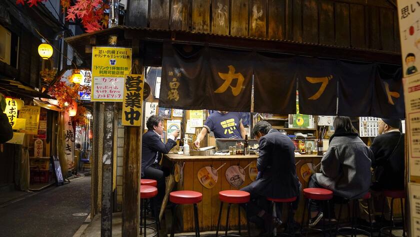 Bar in Shinjuku: Der schwache Yen war vor allem für die Konsumentinnen und Konsumenten in Japan ein Problem.
