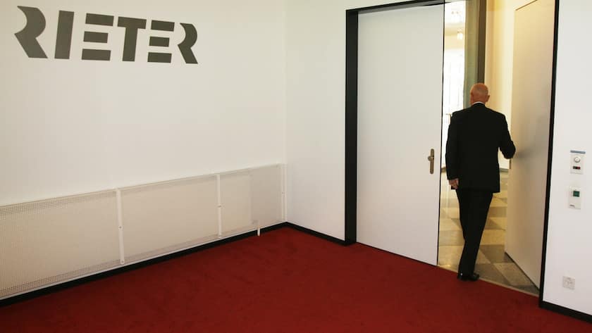 Erwin Stoller, Executive Chairman des Textilmaschinenherstellers und Automobilzulieferers Rieter, verlaesst den Raum im Anschluss an eine Pressekonferenz zu den Halbjahreszahlen, am Mittwoch, 12. August 2009 in Winterthur. Rieter ist im ersten Halbjahr 2009 tief in die roten Zahlen gerutscht und streicht weltweit 1500 Stellen. (KEYSTONE/Steffen Schmidt)