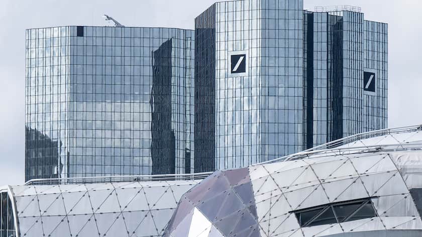 22.03.2023, Hessen, Frankfurt/Main: Die Deutsche Bank überragt die Häuser der Frankfurter Innenstadt. Foto: Boris Roessler/dpa +++ dpa-Bildfunk +++ (KEYSTONE/DPA/Boris Roessler)