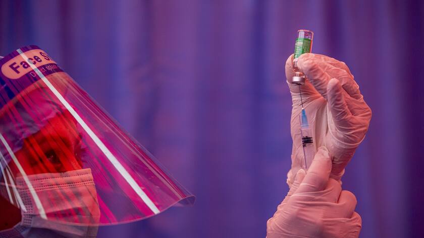 epa08967886 A health worker prepares to inject a colleeague with a dose of Covishield COVID-19 vaccine at Patan hospital in Lalitpur, Nepal, 27 January 2021. One million doses of Covishield, the Oxford-AstraZeneca vaccine manufactured by the Serum Institute of India (SII), was shipped to neighboring Nepal amid the ongoing coronavirus pandemic. EPA/NARENDRA SHRESTHA