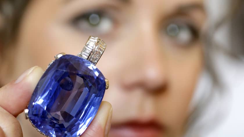 A Sotheby's employee displays a sapphire pendant, 206.82 carat, set with diamonds, created by Cartier in 1951. Formerly in the collection of the Duchess of Windsor, during a press preview in Geneva, Switzerland, Wednesday, May 07, 2008. This sapphire is estimated to fetch 1'100'000-1'500'000 US dollars at the Sotheby's jewellery sales on Wednesday, May 15, 2008 in Geneva. (KEYSTONE/Martial Trezzini)