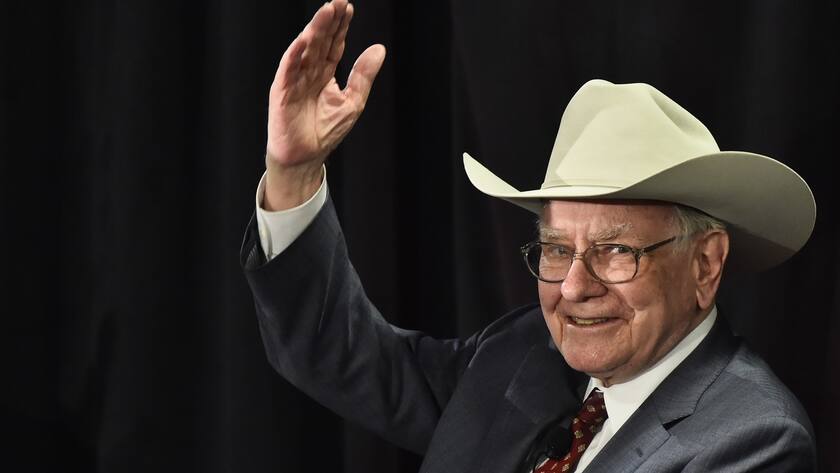 epa04696385 Nebraska Furniture Mart and Berkshire Hathaway, CEO Warren Buffett waves to the crowd after playing a ukulele while wearing a cowboy hat after answering questions for a crowd inside his new North Texas store for a cancer benefit in The Colony, Texas, USA, 08 April 2015. There are currently only three Nebraska Furniture Mart stores in United States with the new store in Texas will be the fourth. EPA/LARRY W. SMITH