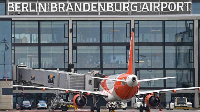 Easyjet hofft auf Buchungswillige für den Winter 2022 01.11.2020, Brandenburg, Schönefeld: Ein Passagierflugzeug der britischen Fluggesellschaft Easyjet steht an einem Gate am Terminal 1 vom Hauptstadtflughafen Berlin Brandenburg «Willy Brandt» (BER). Der Flughafen wurde nach langjähriger Verzögerung am 31.10.2020 eröffnet. Foto: Patrick Pleul/dpa-Zentralbild/dpa +++ dpa-Bildfunk +++ (KEYSTONE/DPA/Patrick Pleul)