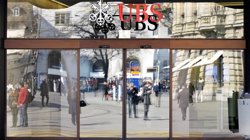 Eingang der UBS am Hauptsitz am Zuercher Paradeplatz