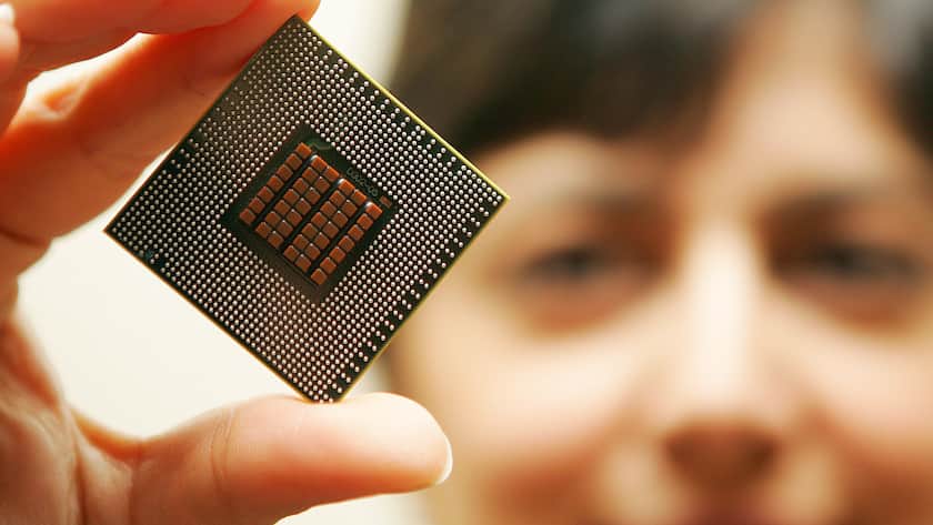 Juhi Jotwani, IBM's director, Blade Center and xSeries solutions, holds the new Cell Broadband Engine processor during presentation at the IBM office, Wednesday, Feb. 8, 2006 in New York. The new processor developed by IBM in collaboration with Sony and Toshiba will power the new generation of PlayStation and according to IBM can "dramatically improve computers used for military defense, health care and home entertainment. (KEYSTONE/AP Photo/Dima Gavrysh)