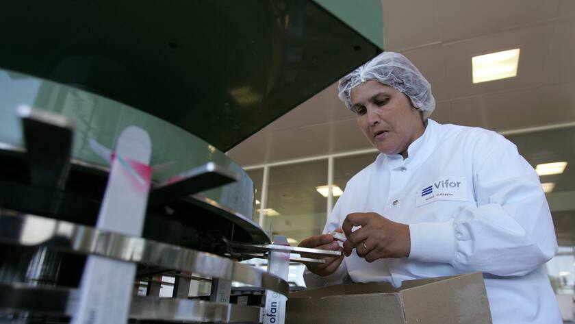 Eine Mitarbeiterin verpackt am Mittwoch,18. August 2004 in der Produktion der Vifor AG in Fribourg das Medikament Triofan Gel. Vifor ist ein Unternehmen der Galenica Gruppe, welches rezeptfreie Medikamente entwickelt und herstellt. (KEYSTONE/Monika Flueckiger)