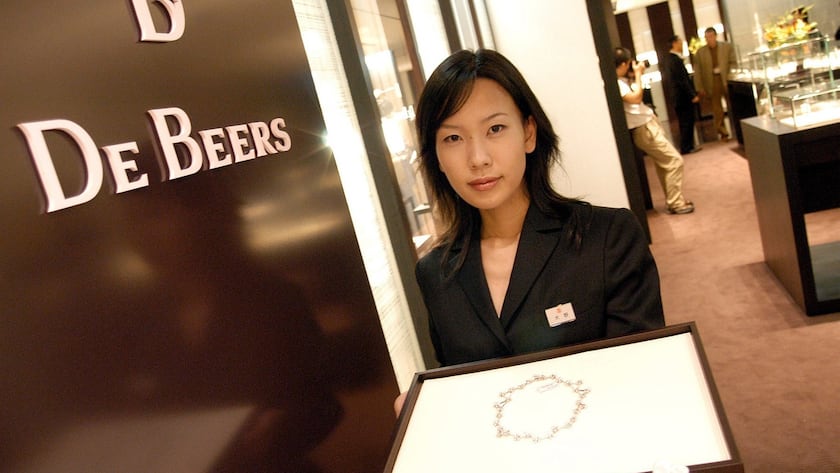 De Beers staff presents items of jewellery to the press at the opening ceremony of De Beers' first jewellery boutique in Tokyo, Tuesday September 9, 2003. DeBeers, one of the world's leading diamond mining companies is moving into the jewellery business after opening stores in London and now Tokyo. (KEYSTONE/EPA PHOTO/Str)