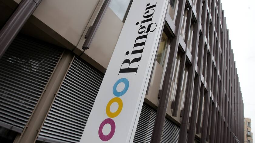 Das Medien- und Verlagshaus Ringier an der Zuercher Dufourstrasse in Zuerich, aufgenommen am Dienstag, 21. November 2006. Der Medienkonzern Ringier will kuenfig stark in das Internet investieren und die Gratiszeitungen ausbauen. Um die sinkende Auflage des Blick aufzuhalten, soll er 2007 saniert werden. Insgesamt erwartet das Verlagshaus auf Ende 2006 gegenueber dem Vorjahr eine leichte Umsatzzunahme. (KEYSTONE/Eddy Risch)