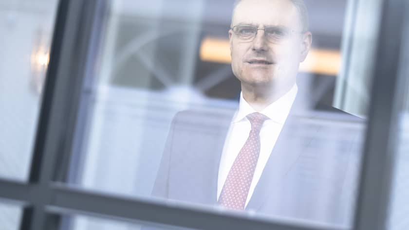 ARCHIVBILD ZUM RUECKTRITT VON THOMAS JORDAN IM SEPTEMBER --- Swiss National Bank's (SNB) Chairman of the Governing Board Thomas Jordan looks through a window as he poses for a portrait after a media briefing of the Swiss National Bank in Zurich, Switzerland, on Thursday, March 23, 2023. (KEYSTONE/Michael Buholzer).