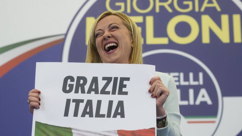 Eine lachende Giorgia Meloni mit einem «Grazie Italia» Schild in der Hand.
