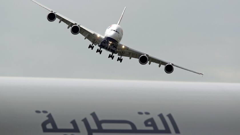 Ein British Airways Airbus A380 im Landeanflug. Davor ist der Schriftzug einer arabischen Airline zu sehen.