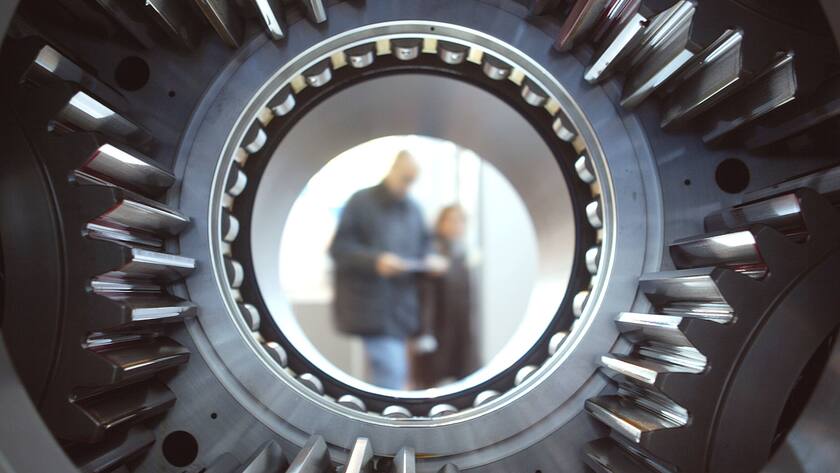 Blick durch ein Getriebe für Windkraftanlagen von Maag Gear: Die Schweizer Industrie sieht positiver in die Zukunft.