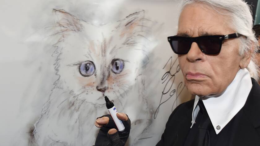 ARCHIV - 03.02.2015, Berlin: Der Modedesigner Karl Lagerfeld steht bei der Vernissage «Corsa Karl und Choupette» für seinen Fotokalender im Palazzo Italia in Berlin an einer Zeichnung seiner Birma-Katze Choupette. (zu dpa "Zu Tode geliebt - Kritik an der Vermenschlichung von Haustieren") Foto: Jens Kalaene/dpa-Zentralbild/dpa +++ dpa-Bildfunk +++ (KEYSTONE/DPA/Jens Kalaene)