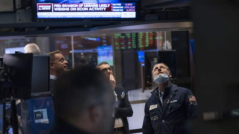 epa09926822 Traders watch news about the United States Federal Reserve's decision to raise interest rates by half a percentage point on the floor of the New York Stock Exchange in New York, New York, USA, on 04 May 2022. EPA/JUSTIN LANE