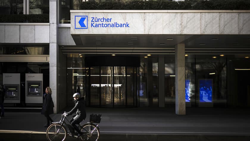 Das Logo der Zuercher Kantonalbank ZKB am Hauptsitz an der Bahnhofstrasse, aufgenommen am Donnerstag, 10. Februar 2022 in Zuerich. (KEYSTONE/Michael Buholzer)