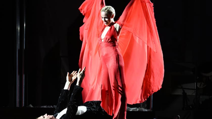 ABD0011_20220717 - SALZBURG - ÖSTERREICH: (v.l.) Lars Eidinger (Jedermann) und Verena Altenberger (Buhlschaft) am Samstag, 16. Juli 2022, während der Fotoprobe zum Schauspiel "Jedermann" von Hugo von Hofmannsthal, das am 18. Juli 2022 im Rahmen der Salzburger Festspiele am Domplatz Premiere hat. - FOTO: APA/BARBARA GINDL