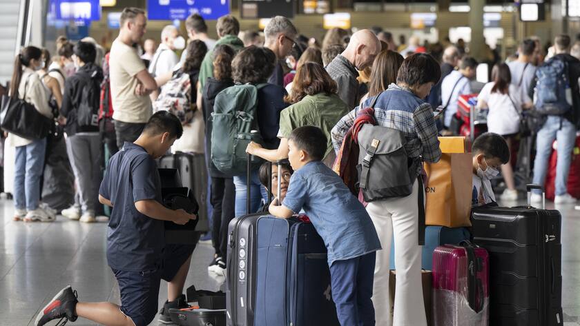 07.07.2022, Hessen, Frankfurt/Main: Passagiere warten auf dem Flughafen in Frankfurt am Main auf ihren Check-In. Seit Wochen kommt es aufgrund von Personalmangel an sämtlichen deutschen Flughäfen zu teils chaotischen Szenen. Foto: Boris Roessler/dpa +++ dpa-Bildfunk +++ (KEYSTONE/DPA/Boris Roessler)