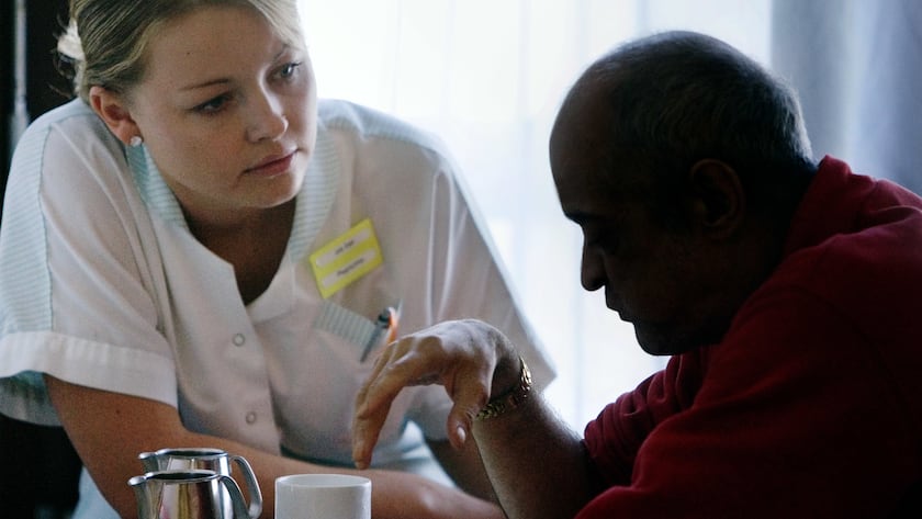 Die Pflegefachfrau Julia Sterk aus Russland kuemmert sich im Pflegezentrum Erlenhof in Zuerich in der Abteilung fuer Demenz am 11. August 2005 um einen Patienten. (KEYSTONE/Gaetan Bally) === , ===