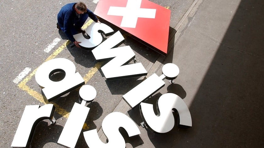 Ein Mythos liegt am Boden: Buchstaben des Schriftzugs "Swissair" liegen am Mittwoch, 27. Maerz 2002, nach der Demontage vom Terminal A am Flughafen Zuerich Kloten auf der Strasse. Vielerorts verschwinden in den naechsten Tagen die Swissair Logos und werden durch den Brand SWISS ersetzt. (KEYSTONE/Steffen Schmidt)