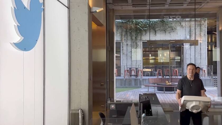 Elon Musk am Mittwoch in der Twitter-Zentrale. Die Banken haben bereits mit der Überweisung begonnen.