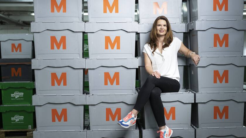 Katrin Tschannen, CEO von Migros Online posiert vor Versandkisten mit dem orangen M der Migros Genossenschaft im Lager-, Logistik- und Distributionszentrum von Migros Online in Pratteln, fotografiert am 3. Juni 2021 in Pratteln, Kanton Basel-Landschaft. (KEYSTONE/Gaetan Bally)