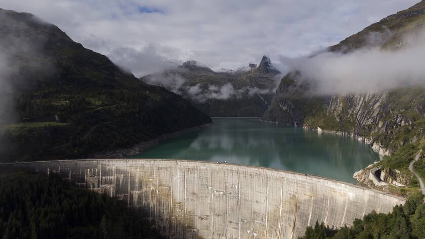 Blick auf die Staumauer der Kraftwerke Zervreila in Vals.