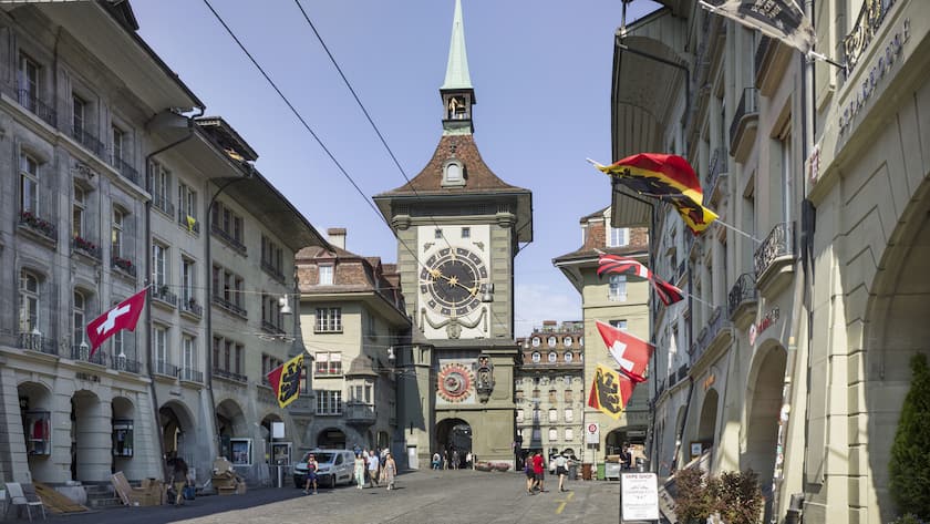 Das sind die Trendquartiere in Bern Blick durch die Kramgasse mit dem Zaehringerbrunnen und dem Zytglogge, fotografiert am Dienstag, 6. Juni 2023 in Bern. (KEYSTONE/Christian Beutler)