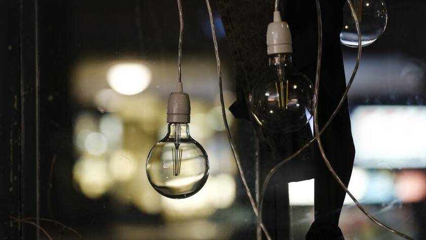 Ausgeschaltete LED Leuchten in einer Vitrine, fotografiert am Mittwoch, 2. November 2022 in der Berner Altstadt. (KEYSTONE/Christian Beutler)