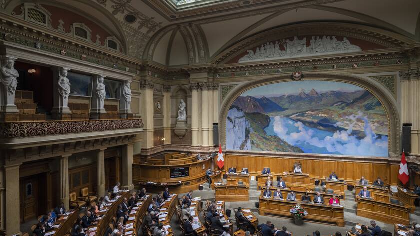 Nationalraete stimmen unter der Leitung von Nationalratspraesidentin Irene Kaelin, GP-AG, ab, waehrend der Sondersession des Nationalrats, am Mittwoch, 11. Mai 2022 im Nationalrat in Bern. (KEYSTONE/Peter Klaunzer)