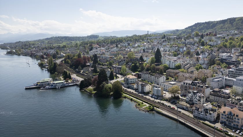 Die Stadt Horgen am linken Ufer des Zuerichsee (Pfnueselkueste), fotografiert am Mittwoch, 23. April 2025 in Horgen. . Die Pfnueselkueste bezeichnet die linke Zuerichseeseite zwischen den Gemeinden Wollishofen, Kilchberg, Thalwil, Rueschlikon und Horgen. Die vermeintliche Schattenseite des Sees gewinnt an Beliebtheit und erlebt eine grosse Nachfrage nach Immobilien. (KEYSTONE/Gaetan Bally)