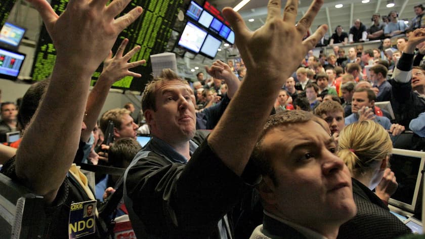epa01240114 Traders work in the S & P 500 pit at the Chicago Board Options Exchange in Chicago, Illinois, USA, 30 January 2008. The Federal Open Market Committee decided today to lower its target for the federal funds rate 50 basis points to 3 percent. EPA/KAMIL KRZACZYNSKI
