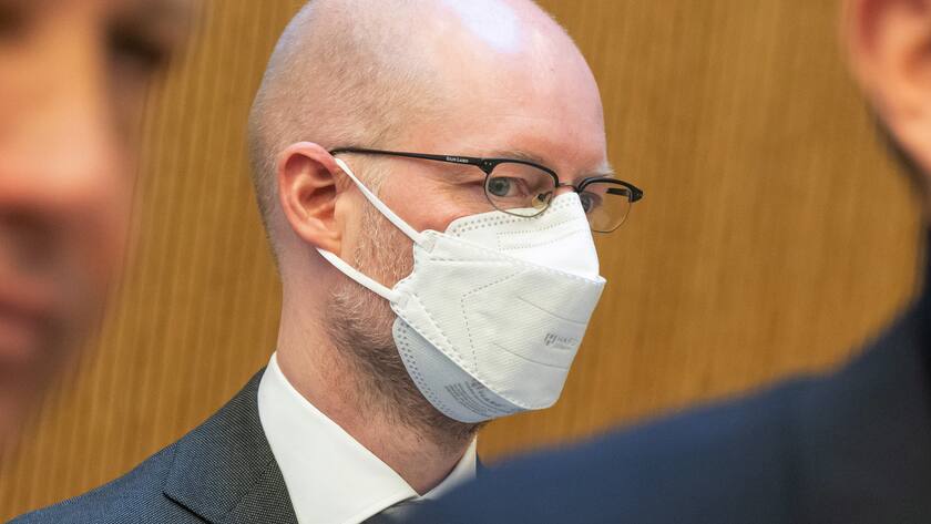 08.12.2022, Bayern, München: Der Mitangeklagte im Wirecard-Prozess, Oliver Bellenhaus, trägt zum Prozessauftakt im Gerichtssaal eine Maske. Verhandelt wird in einem unterirdischen Sitzungssaal neben der JVA München-Stadelheim. Knapp zweieinhDer Mitangeklagte im Wirecard-Prozess, Oliver Bellenhaus, trägt zum Prozessauftakt im Gerichtssaal eine Maske.
