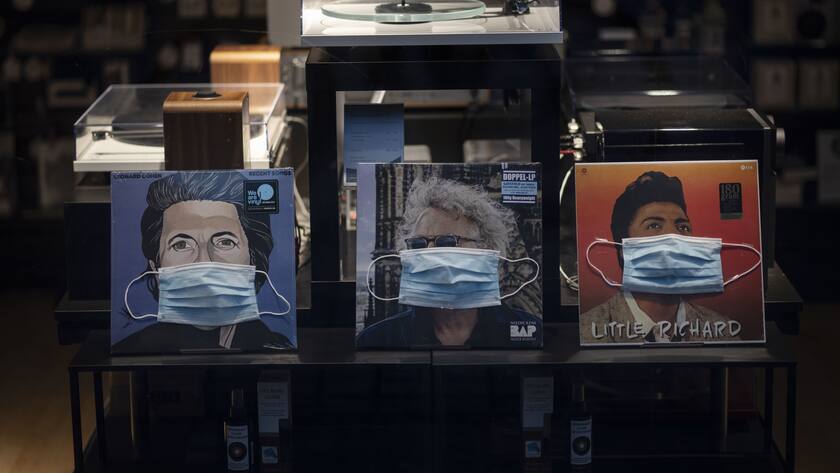 Die Saenger auf Plattencover tragen Schutzmasken im Schaufenster des Musik Hug, fotografiert am 16. November 2020 in Zuerich. (KEYSTONE/Christian Beutler)